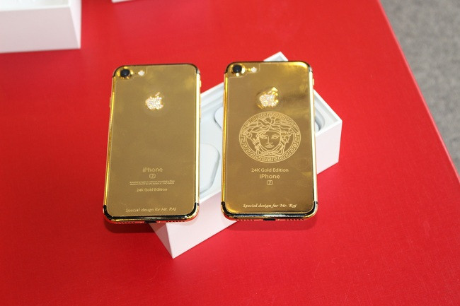Đây là bộ đôi iPhone 7 được mạ vàng 24k, với logo kim cương cùng biểu tượng thời trang Versace.