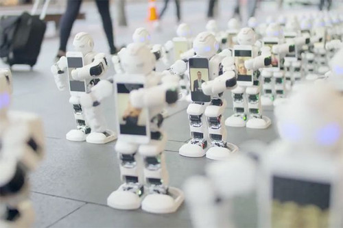 Robot xếp hàng thay khách hàng.