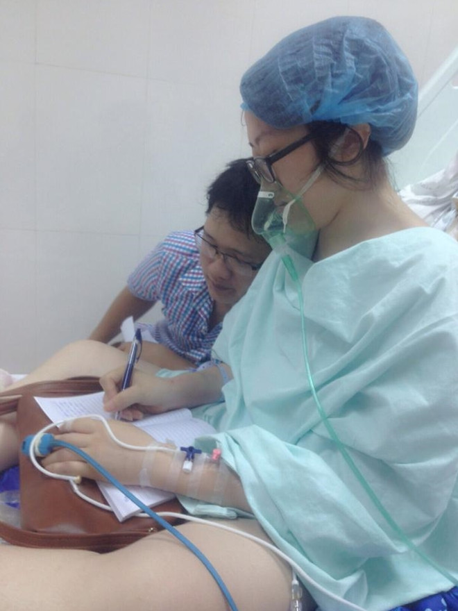 Huyền Trâm đang viết những dòng thư gửi bé Gấu.