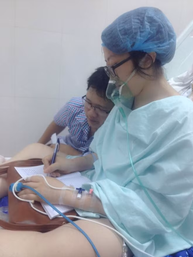 Huyền Trâm đang viết những dòng thư gửi bé Gấu.