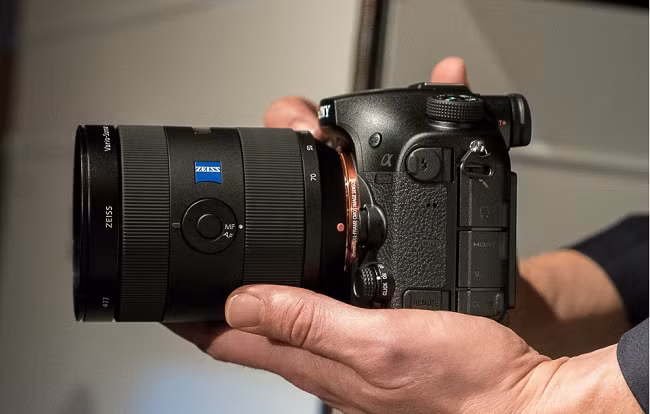 Sony đưa vào hệ thống chống rung 5 trục của dòng A7 II, thay vì chỉ sử dụng hệ thống 2 trục của dòng máy ảnh A-mount trước đây.