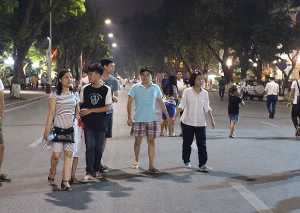 Hà Nội thu hơn 500 tỷ trong 4 ngày thí điểm phố đi bộ- (Ảnh: Đình Khương).