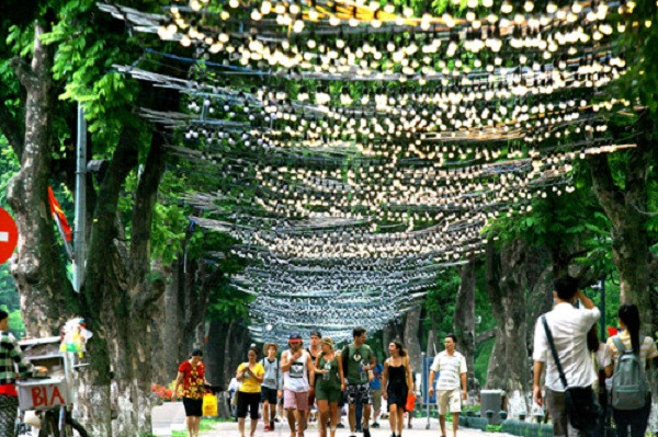 Hà Nội tổ chức thí điểm đi bộ quanh hồ Hoàn Kiếm- (Ảnh minh họa).