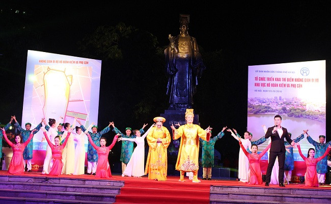 Người dân háo hức trải nghiệm không gian đi bộ quanh hồ Hoàn Kiếm ảnh 1