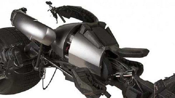 Ngoài ra còn được trang bị lớp phủ thân xe bằng nhựa và sợi thủy tinh, khung sườn đặc chế riêng, các khẩu súng dài phía trước.