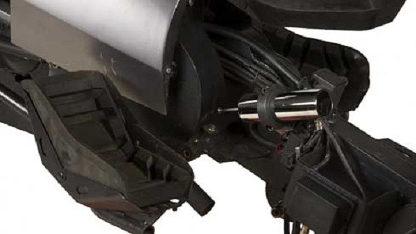 Mẫu xe đang bán đấu giá không có bình xăng, bộ điều khiển tay ga, pin hay các thành phần dễ cháy, nổ khác. Chỉ có sáu chiếc được sản xuất để phục vụ cho quá trình quay phim.