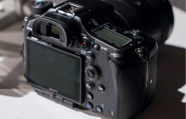 Sony vẫn sử dụng màn hình theo cấu trúc 3 khớp lật cùng khả năng xoay nhiều hướng, độ phân giải đã được nâng cấp lên 1.228.000 điểm ảnh và kích thước 3” được giữ nguyên.