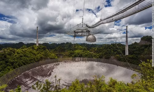 FAST lớn gần gấp đôi đài quan sát Arecibo ở Puerto Rico. Ảnh: CNN.