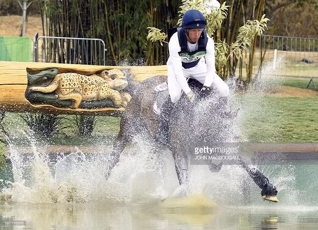 Vận động viên Mỹ đua tài tại Trung tâm đua ngựa Olympic.