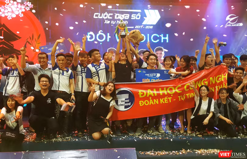 Niềm vui đội vô địch - ĐH Công nghệ - ĐH Quốc gia Hà Nội