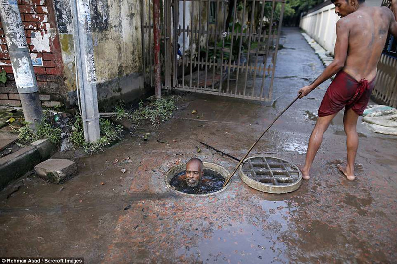 Người dọn cống không có bất kỳ đồ bảo hộ nào dù là một chiếc kính bơi