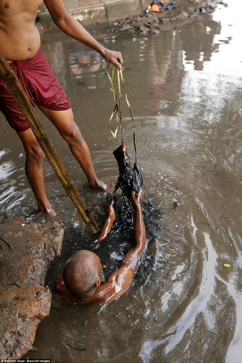 Họ dọn rác bằng một cây gậy hoặc đôi tay trần, không hề có dụng cụ bảo hộ lao động