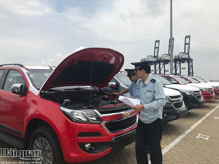 Mặt hàng ô tô dưới 9 chỗ ngồi nhập khẩu đang giảm. Ảnh: T.H 