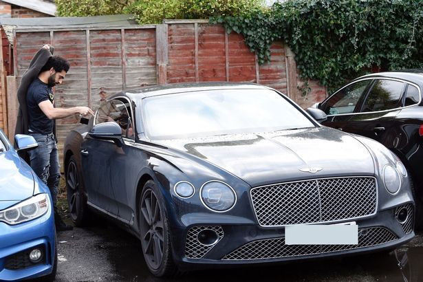 Mohamed Salah với chiếc Bentley Continental GT mới 