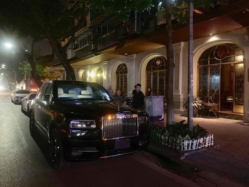 Rolls-Royce Cullinan thứ 3 lăn bánh ở Hà Nội. 