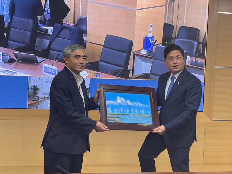 ông Nguyễn Minh Hồng - Chủ tịch VDCA nhận lưu niệm từ ông Võ Quang Lâm - Phó TGĐ EVN