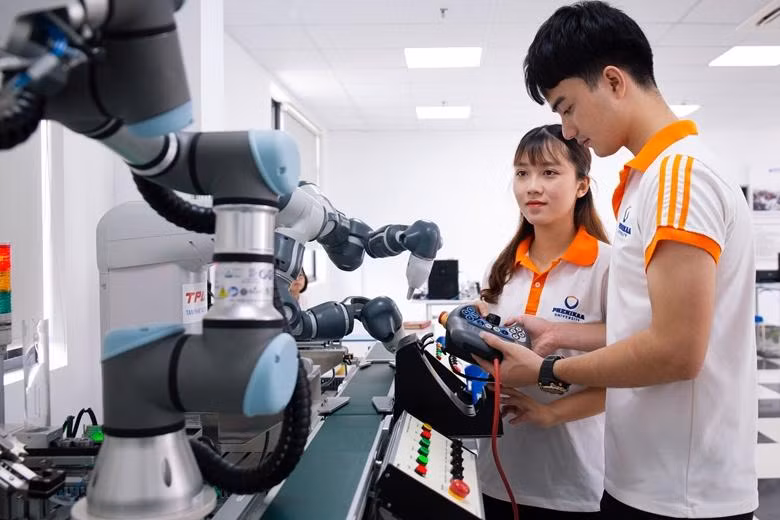 Giới trẻ có nhiều thuận lợi và thách thức trong thời kỳ chuyển đổi số (ảnh Tạp chí cộng sản)