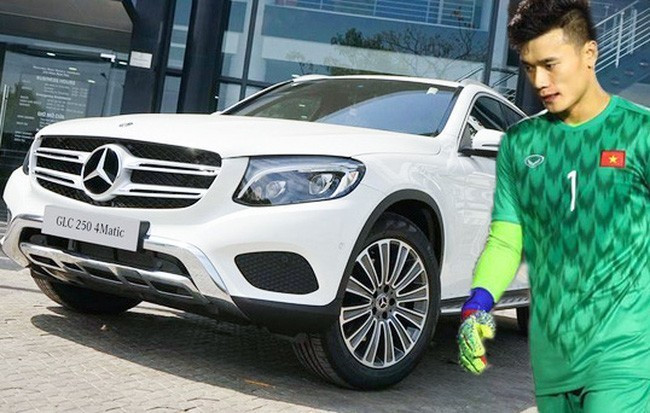 Chiếc Mercedes-Benz GLC mà thủ môn Bùi Tiến Dũng được tặng thuộc phiên bản GLC 250 có giá niêm yết 1,989 tỷ đồng. 