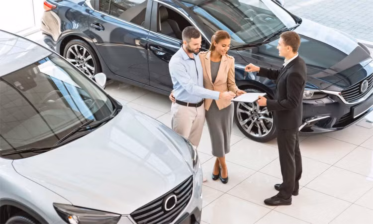 Khách hàng ký hợp đồng mua ôtô mới tại một đại lý ở Mỹ. Ảnh: Motor1