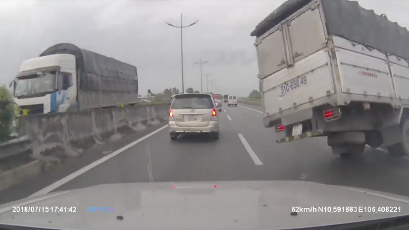 Hình ảnh một chiếc xe bị nổ lốp khi đang chạy trên cao tốc, được camera an ninh của chiếc xe phía sau ghi lại 