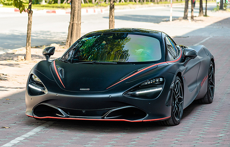 Một mẫu McLaren 720S Launch Edition lăn bánh tại Việt Nam. Ảnh: Minh Quân 