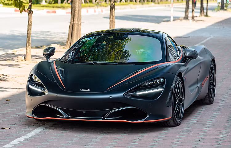 Một mẫu McLaren 720S Launch Edition lăn bánh tại Việt Nam. Ảnh: Minh Quân 
