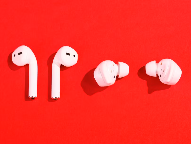 Tai nghe AirPods của Apple và Galaxy Buds của Samsung (ảnh: Business Insider)