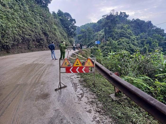 Đoạn đường xe đầu kéo bị rơi xuống vực (ảnh Báo giao thông)