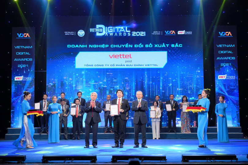 Ông Nguyễn Hoàng Long - Phó Tổng Giám đốc Viettel Post - nhận giải thưởng Chuyển đổi số Việt Nam 2021