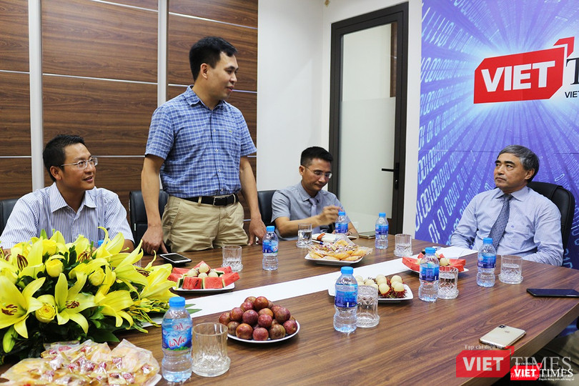 Tổng biên tập Đặng Vương Hạnh báo cáo với lãnh đạo Hội về sự phát triển của VietTimes. Tổng biên tập Đặng Vương Hạnh báo cáo với lãnh đạo Hội về sự phát triển của VietTimes.