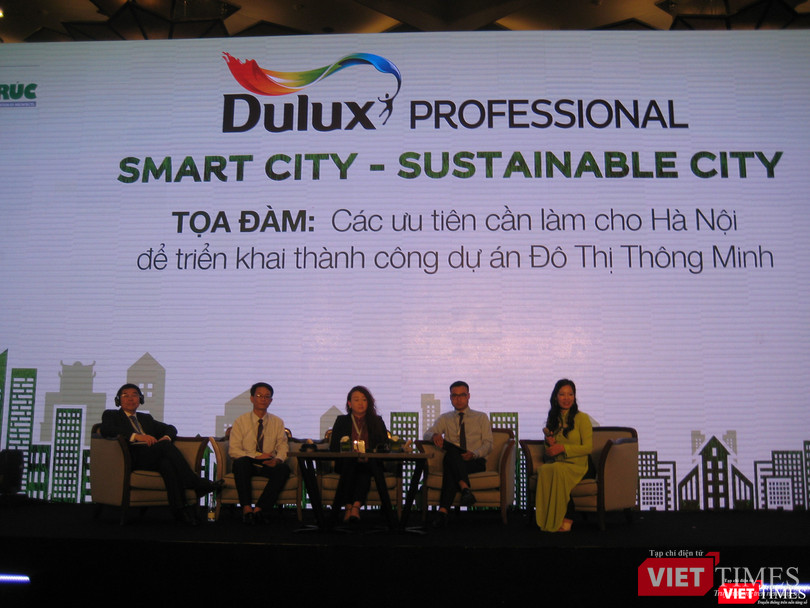 Các diễn giả tại phần tọa đàm "Cần ưu tiên làm gì cho Hà Nội triển khai thành công dự án Đô thị Thông minh"