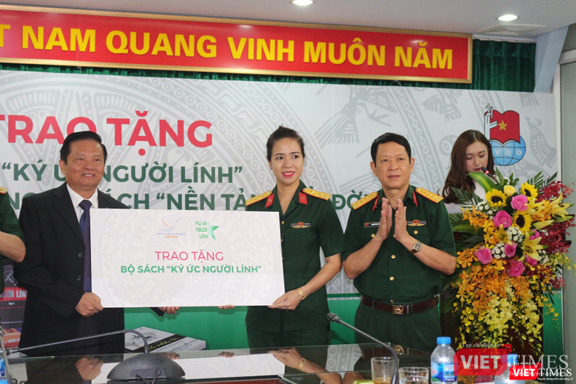 TS Lê Doãn Hợp trao tặng tượng trưng bộ sách "Ký ức người lính" cho Trung tá Mạc Thùy Dương - Phó Giám đốc Thư viện Quân đội