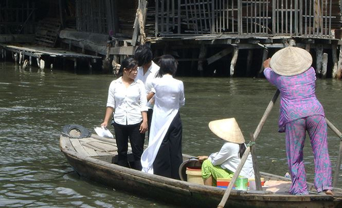 Thí sinh Cà Mau phải đến địa điểm thi tốt nghiệp THPT bằng ghe xuồng. Ảnh: Tiền Phong Thí sinh Cà Mau phải đến địa điểm thi tốt nghiệp THPT bằng ghe xuồng. Ảnh: Tiền Phong