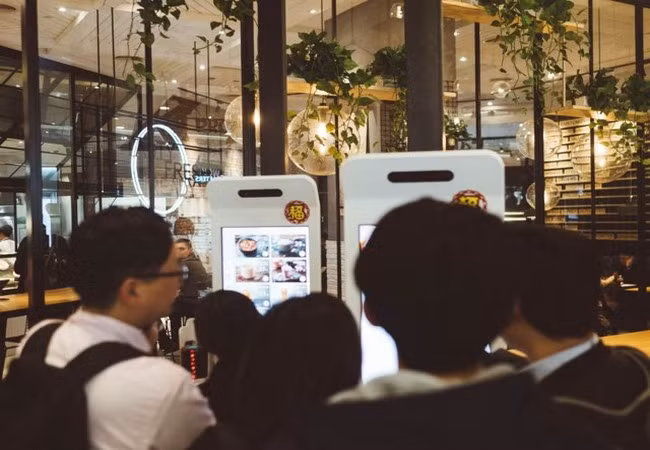 Các khách hàng tại cửa hàng KPRO ở Hàng Châu sử dụng tính năng “Smile to Pay” (Ảnh Business Insider)