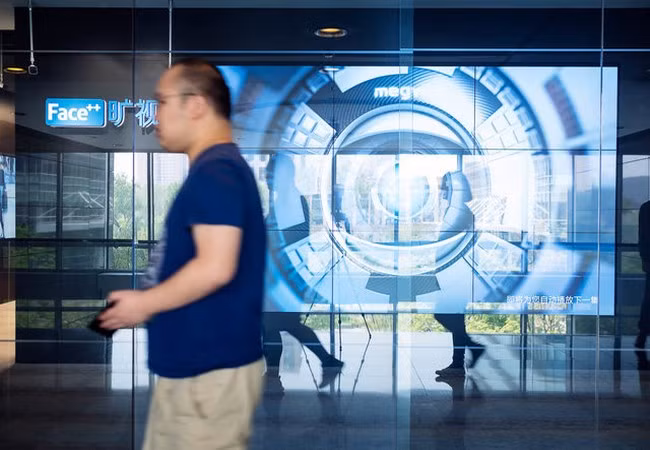 Một màn hình tại văn phòng Megvii quảng cáo các tính năng phần mềm của công ty (Ảnh Business Insider)