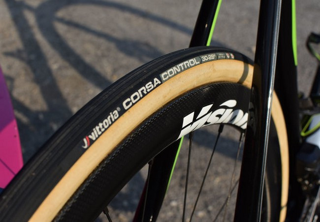 Lốp của tay đua Taylor Phinney tham gia chặng Roubaix rộng 30 mm – đặc biệt phù hợp với mặt đường nông trại nhiều rơm rạ ở phía Bắc nước Pháp (Ảnh Business Insider) Lốp của tay đua Taylor Phinney tham gia chặng Roubaix rộng 30 mm – đặc biệt phù hợp với mặt đường nông trại nhiều rơm rạ ở phía Bắc nước Pháp (Ảnh Business Insider)