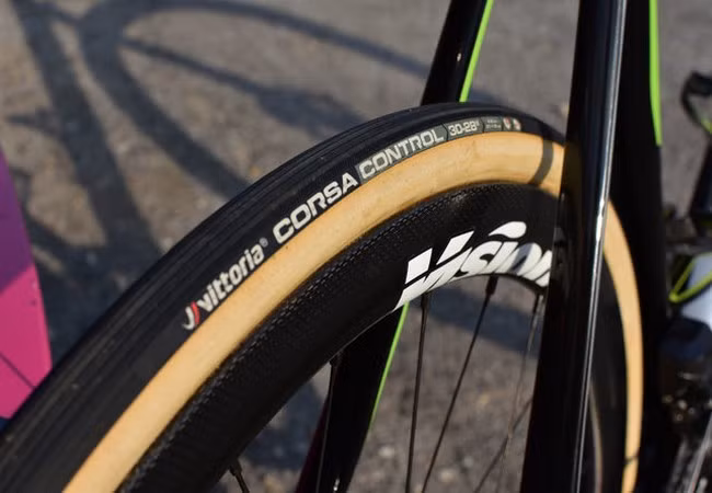 Lốp của tay đua Taylor Phinney tham gia chặng Roubaix rộng 30 mm – đặc biệt phù hợp với mặt đường nông trại nhiều rơm rạ ở phía Bắc nước Pháp (Ảnh Business Insider)