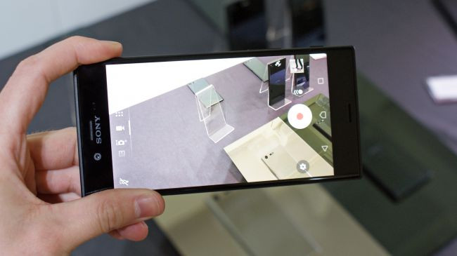 Sony Xperia XZs: Chưa phải cao cấp nhưng đã vượt mặt smartphone tầm trung ảnh 2