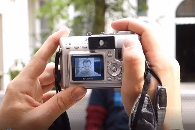 Đánh lừa nhận diện mống mắt Galaxy S8 bằng máy ảnh và kính áp tròng ảnh 1