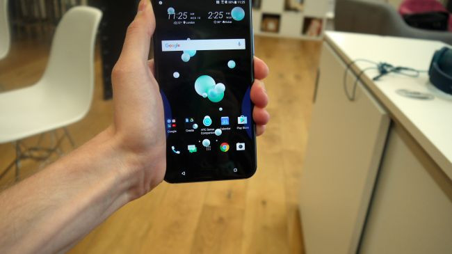 Đánh giá HTC U11: Độc đáo nhưng chưa đủ hấp dẫn ảnh 6