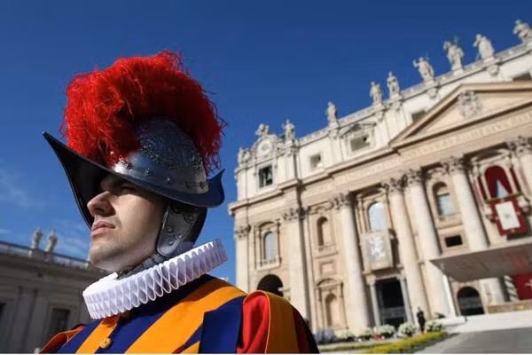 Những chiếc mũ giáp sắt của đơn vị lính phục vụ giáo hoàng sẽ được thay thế bằng mũ nhựa PVC được tạo thành từ máy in 3D.