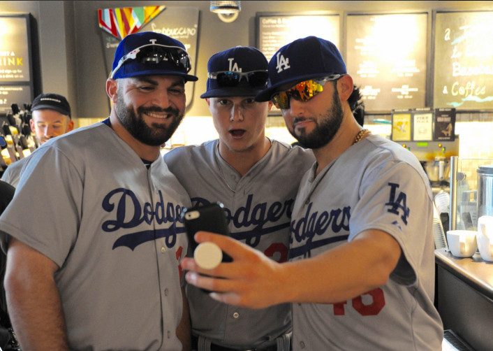 Chiếc nút cao su PopSocket đang gây sốt trên thị trường phụ kiện điện thoại ảnh 3