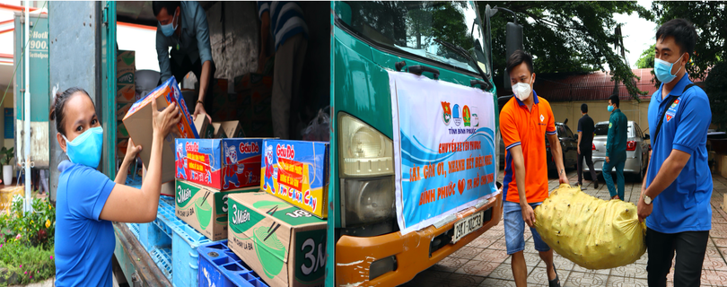 Các bạn trẻ Bình Phước hào hứng khuân vác nông sản và thực phẩm xếp lên xe để trao niềm yêu thương đến thành phố mang tên Bác Các bạn trẻ Bình Phước hào hứng khuân vác nông sản và thực phẩm xếp lên xe để trao niềm yêu thương đến thành phố mang tên Bác