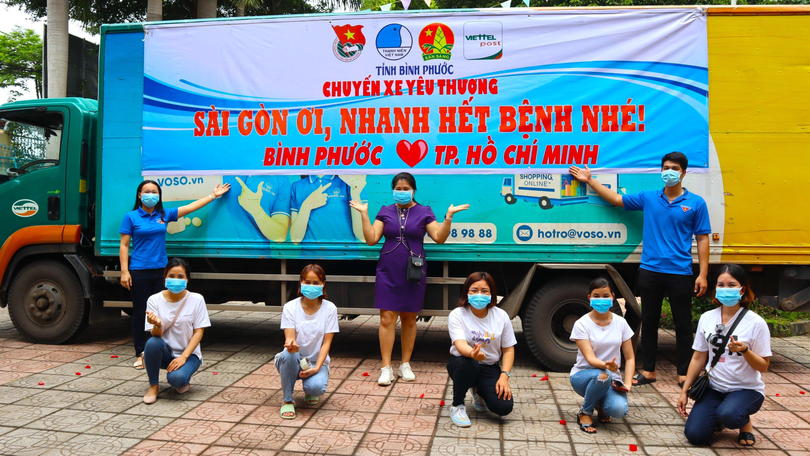 Phó Bí thư Tỉnh Đoàn Lê Thị Hồng Phấn (bìa trái) và các thành viên của nhóm Bất động sản Mỹ Hiệp bên cạnh “Chuyến xe yêu thương” trước giờ khởi hành, cùng gửi trao lời chúc Sài Gòn mau vượt qua bão COVID-19 Phó Bí thư Tỉnh Đoàn Lê Thị Hồng Phấn (bìa trái) và các thành viên của nhóm Bất động sản Mỹ Hiệp bên cạnh “Chuyến xe yêu thương” trước giờ khởi hành, cùng gửi trao lời chúc Sài Gòn mau vượt qua bão COVID-19