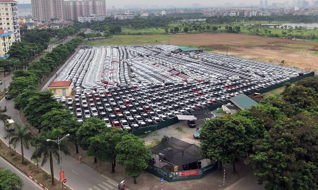 Có những thời điểm các dòng xe nhập khẩu đỗ chật các kho bãi của các thương hiệu Nhật Bản chờ thông quan để đến tay người tiêu dùng