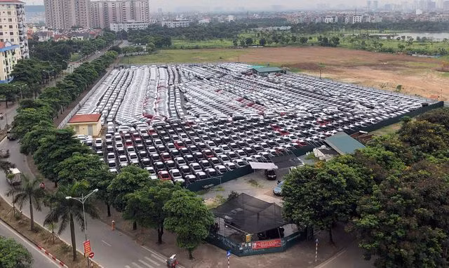 Có những thời điểm các dòng xe nhập khẩu đỗ chật các kho bãi của các thương hiệu Nhật Bản chờ thông quan để đến tay người tiêu dùng