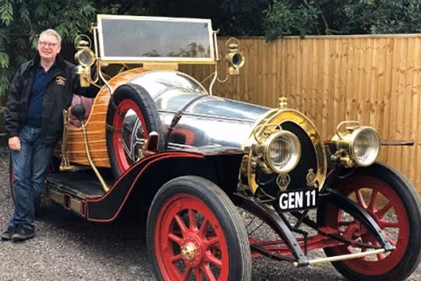 Nhạc sĩ dành sáu năm chế tạo "xe bay" trị giá 5,6 tỷ 