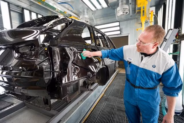 công nhân đang làm việc tại một nhà máy ô tô ở Mỹ