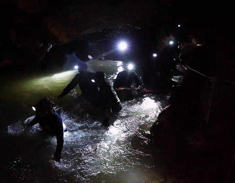 Thợ lặn tiến vào trong hang