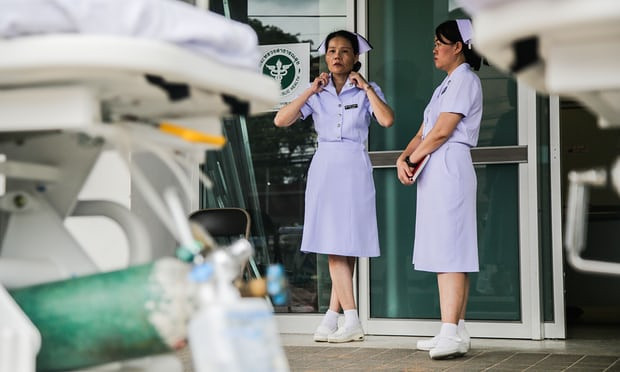 Các nữ y tá túc trực tại cửa bệnh viện Chiang Rai Prachanukroh Các nữ y tá túc trực tại cửa bệnh viện Chiang Rai Prachanukroh